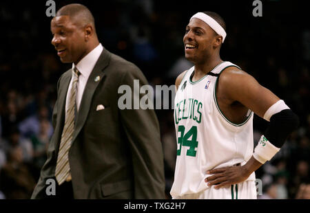 Boston Celtics, Paul Pierce (34) Lacht nach Chat mit Celtics Head Coach Glenn 'Doc' Flüsse am Ende des Spiels gegen die New York Knicks an der TD BankNorth Garden in Boston, am 28. Februar 2007. Die Celtics besiegt die Knicks 102-94. (UPI Foto/Matthew Healey) Stockfoto
