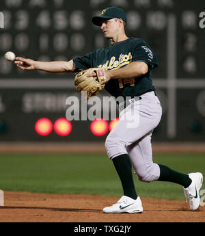 Oakland Athletics zweiter Basisspieler Mark Ellis macht das zum ersten Basisspieler Dan Johnson Throw aus Boston Red Sox Third Baseman Mike Lowell im achten Inning am Fenway Park in Boston, am 1. Mai 2007 erhalten. Die Athletik besiegten die Red Sox 5-4. (UPI Foto/Matthew Healey) Stockfoto