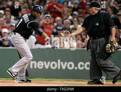 Colorado Rockies Mittelfeldspieler Willy Taveras (L) Streitigkeiten einen Anruf, dass er geerdet zu Boston Red Sox catcher Doug Mirabelli mit Schiedsrichter Bruce Froemming im achten Inning am Fenway Park in Boston am 12. Juni 2007. Das Spiel stand, wie er ursprünglich genannt wurde. Boston Schlag Kolorado 2-1. (UPI Foto/Matthew Healey) Stockfoto