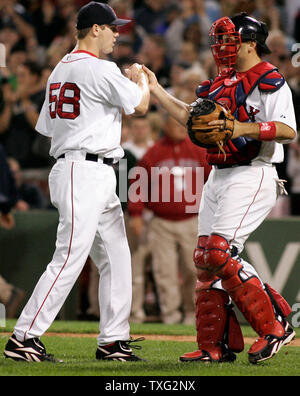 Boston Red Sox Pitcher schließen Jonathan Papelbon (L) erhält eine hohe fünf von Red Sox catcher Doug Mirabelli nach dem markanten Colorado Rockies first baseman Todd Helton für die im neunten Inning am Fenway Park in Boston am 12. Juni 2007 zu gewinnen. Boston Schlag Kolorado 2-1. (UPI Foto/Matthew Healey) Stockfoto