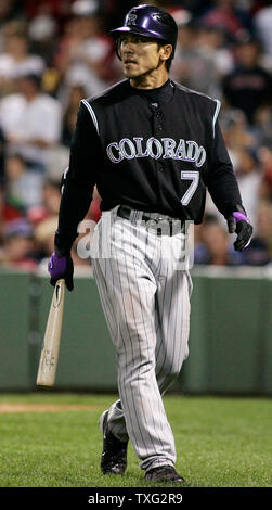 Colorado Rockies zweiter Basisspieler Kazuo Matsui von Japan geht zurück zu dem Dugout nach schlagen gegen die Boston Red Sox Pitcher Jonathan Papelbon im neunten Inning am Fenway Park in Boston am 12. Juni 2007. Die Red Sox besiegten die Rockies 2-1. (UPI Foto/Matthew Healey) Stockfoto