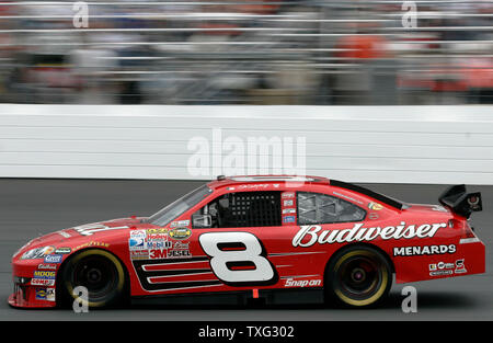 Dale Earnhardt Jr. fahren im #8 Auto für Team Budwesier Chevrolet Geschwindigkeiten durch die vordere sofort während der Lenox industriellen Werkzeugen 300 auf dem New Hampshire International Speedway Loudon, New Hampshire am 1. Juli 2007. (UPI Foto/Matthew Healey) Stockfoto