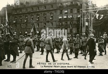 Postkarte, Marschall Pétain, die für den Sieg Parade in Paris am 13. Juli 1919 kam. Hier wandern auf der Place de l'Hôtel de Ville. Stockfoto