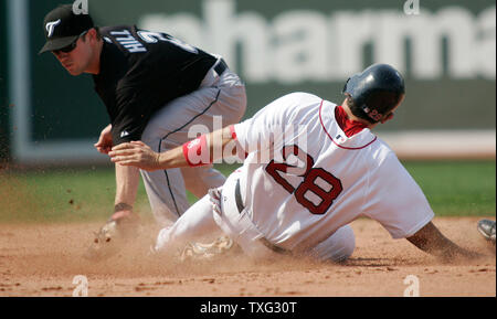 Boston Red Sox catcher Doug Mirabelli rutscht in die zweite Basis die Variable durch die Toronto Blue Jays zweiter Basisspieler Aaron Hill im fünften Inning zu schlagen am Fenway Park in Boston am 15. Juli 2007. Mirabelli bekam das Doppelte. (UPI Foto/Matthew Healey) Stockfoto