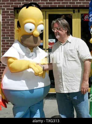 "Die Simpsons - Der Film" Produzent Matt Groening (R) schüttelt Hände mit Homer Simpson in der Heimatstadt premier Der Simpsons Film am Springfield Movie Theatre in Springfield, Vermont am 21. Juli 2007. (UPI Foto/Matthew Healey) Stockfoto