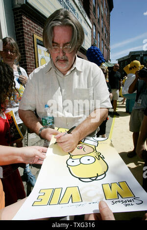 "Die Simpsons - Der Film" Produzent Matt Groening Zeichen ein Autogramm für einen Ventilator an der Heimatstadt premiere Der Simpsons Film am Springfield Movie Theatre in Springfield, Vermont am 21. Juli 2007. (UPI Foto/Matthew Healey) Stockfoto