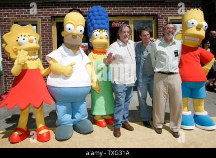 (L - R) Lisa Simpson, Homer Simpson, Marge Simpson, "Die Simpsons - Der Film" Produzent Matt Groening, Simpsons Regisseur David Silverman, und Simpsons Produzent James L. Brooks stehen für ein Foto bei der Premiere von "Die Simpsons - Der Film" an der Springfield Movie Theatre in Springfield, Vermont am 21. Juli 2007. (UPI Foto/Matthew Healey) Stockfoto