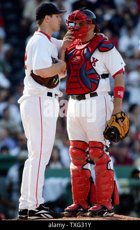 Boston Red Sox Pitcher schließen Jonathan Papelbon Chats mit Catcher Doug Mirabelli im neunten Inning gegen die Chicago White Sox am Fenway Park in Boston, Massachusetts am 22. Juli 2007. Die Red Sox besiegten die White Sox 8-5. (UPI Foto/Matthew Healey) Stockfoto