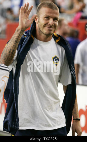 Los Angeles Galaxy Mittelfeldspieler David Beckham Wellen der Gast auf seinem Weg zurück in die Umkleidekabine am Ende der ersten Hälfte gegen die New England Revolution im Gillette Stadium in Foxboro, Massachusetts am 12. August 2007. Beckham sitzt, das Spiel wegen einer Knöchelverletzung. (UPI Foto/Matthew Healey) Stockfoto