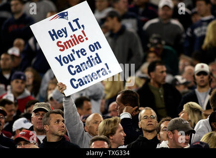 Die New England Patriots fan hält ein Zeichen verweisen auf die jüngsten Nebenerwerb Dreharbeiten Kontroverse während das Spiel gegen die San Diego Chargers am Gillette Stadium am 16. September 2007 in Foxboro, Massachusetts. (UPI Foto/Matthew Healey) Stockfoto