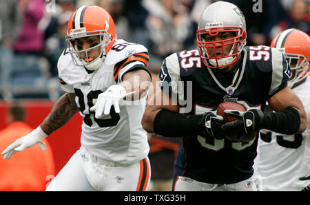 New England Patriots linebacker Junior Seau (55) Läuft upfield auf ein Abfangen und versucht Cleveland Browns festes Ende Kellen Winslow (80) Im zweiten Quartal im Gillette Stadium in Foxboro, Massachusetts am 7. Oktober 2007 zu vermeiden. Die Patrioten besiegten die Browns 34-17. (UPI Foto/Matthew Healey) Stockfoto