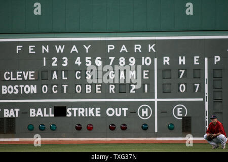 Boston Red Sox Pitcher Jonathan Papelbon hockt vor dem Fenway Park "Green Monster" Anzeigetafel während der schlagenden Praxis vor dem Beginn des Spiels sieben der American League Championship Series gegen die Cleveland Indians am Fenway Park in Boston am 20. Oktober 2007. (UPI Foto/Matthew Healey) Stockfoto