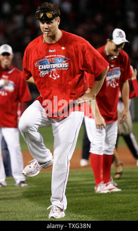 Boston Red Sox Pitcher Jonathan Papelbon ist ein Tanz auf dem Infield während der Feier mit seinem Team nach der Red Sox gegen die Cleveland Indians 11-2 im siebten Spiel der American League Championship Series am Fenway Park in Boston am 20. Oktober 2007. (UPI Foto/Matthew Healey) Stockfoto