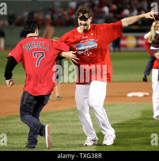 Boston Red Sox Pitcher Jonathan Papelbon ist ein Tanz auf dem infield mit Marc Orrell der Band "Dropkick Murphys" während der Feier mit seinem Team nach der Red Sox gegen die Cleveland Indians 11-2 im siebten Spiel der American League Championship Series am Fenway Park in Boston am 20. Oktober 2007. (UPI Foto/Matthew Healey) Stockfoto