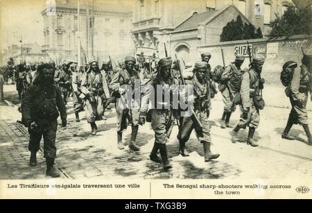 Postkarte die senegalesischen Tirailleure Überqueren einer französischen Stadt während des Ersten Weltkrieges 1914-1918 Stockfoto