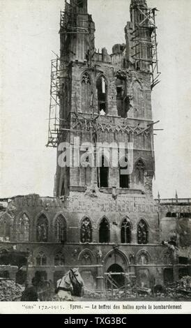 Postkarte, die die Ruinen der Stadt Ypern in Belgien nach dem Ersten Weltkrieg Bombenangriffe: die Tuchhallen Glockenturm. 1915 Stockfoto