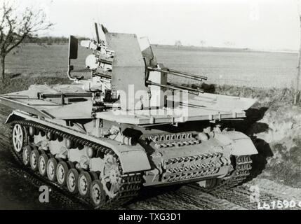 Deutsche doppel Flugabwehrkanonen namens Flakvierling 38 (vier Flak 38 in einem artillerie Stück montiert) und montiert auf einem Behälter Typ Panzer IV. 1943 Stockfoto