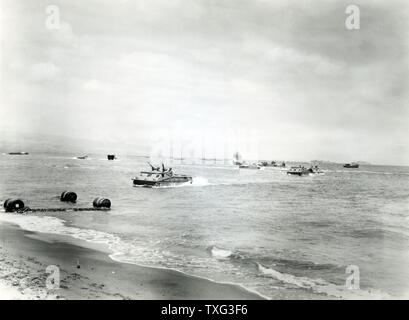 Amphibische Landung Fahrzeuge verfolgt (LVT) namens 'Buffalo' Landung am Strand während der Gudalcanal Kampagne (Codenamen Operation Wachturm), auf den Salomonen. August 1942 - Februar 1943 Stockfoto