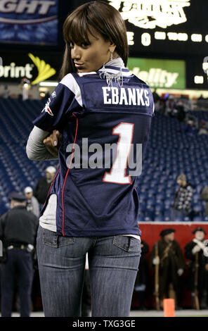 Victoria's Secret Model Selita Ebanks stellt in einem New England Patriots Jersey vor dem Spiel gegen die Philadelphia Eagles im Gillette Stadium in Foxboro, Massachusetts am 25. November 2007. (UPI Foto/Matthew Healey) Stockfoto