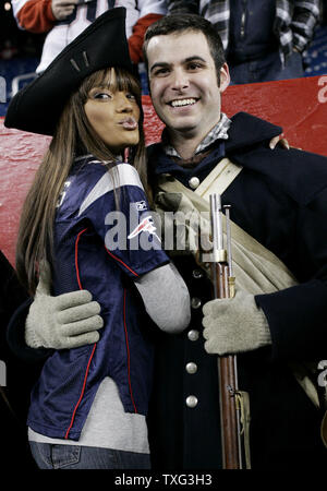 Victoria's Secret Model Selita Ebanks stellt in einem New England Patriots Jersey mit Mike Daru des 'Endzone Miliz' vor dem Spiel gegen die Philadelphia Eagles im Gillette Stadium in Foxboro, Massachusetts am 25. November 2007. (UPI Foto/Matthew Healey) Stockfoto