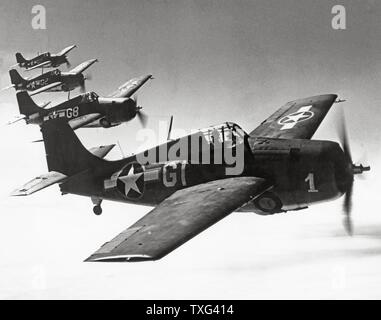 US Navy Grumman F6F Hellcat "Gruppe der Kampfflugzeuge fliegen über den Pazifik. 1943 Stockfoto