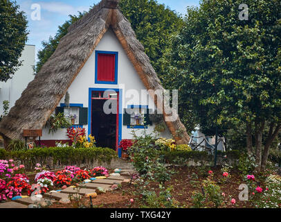 Historische eines Hauses mit Fachwerk, Santana, Madeira, Portugal, Europäische Union Stockfoto