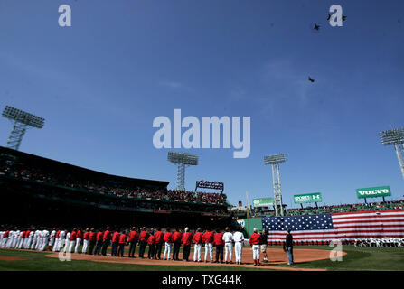 Die F-16 von 158 Fighter Wing Vermont der Air National Guard fliegen über Fenway Park vor den Red Sox Hauptöffner gegen die Detroit Tiger Boston, Massachusetts, April 8, 2008. (UPI Foto/Matthew Healey) Stockfoto