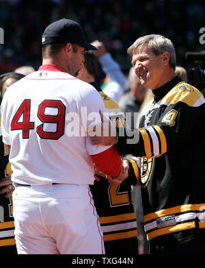 Boston Bruins legende Bobby Orr (R) schüttelt Hände mit Boston Red Sox Pitcher Tim Wakefield vor den Red Sox Hauptöffner gegen die Detroit Tiger Boston, Massachusetts, April 8, 2008. Orr wurde es im Rahmen der Weltmeisterschaft 2007 ring Präsentation. (UPI Foto/Matthew Healey) Stockfoto