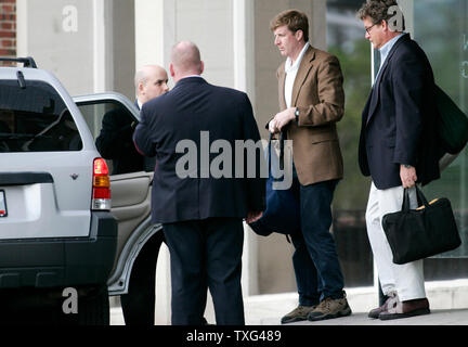 Kongressabgeordneten Patrick Kennedy (C) (D-RI) verlässt den Warren Gebäude des Massachusetts General Hospital nach einem Besuch in seinem Vater Senator Edward Kennedy (D-MA), die ein Patient im Krankenhaus in Boston, Massachusetts am 19. Mai 2008. Senator Ted Kennedy Tests durchmacht im Krankenhaus, nachdem er zwei Anfälle. (UPI Foto/Matthew Healey) Stockfoto