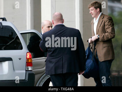 Kongressabgeordneten Patrick Kennedy (R) (D-RI) verlässt den Warren Gebäude des Massachusetts General Hospital nach einem Besuch in seinem Vater Senator Edward Kennedy (D-MA), die ein Patient im Krankenhaus in Boston, Massachusetts am 19. Mai 2008. Senator Ted Kennedy Tests durchmacht im Krankenhaus, nachdem er zwei Anfälle. (UPI Foto/Matthew Healey) Stockfoto