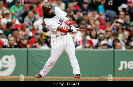 Boston Red Sox Manny Ramirez (24) verbindet für ein Einzelzimmer im vierten Inning gegen die Kansas City Royals am Fenway Park in Boston, Massachusetts am 22. Mai 2008. (UPI Foto/Matthew Healey) Stockfoto