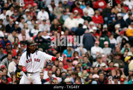 Boston Red Sox Manny Ramirez Schritte bis zur Platte im vierten Inning gegen die Kansas City Royals am Fenway Park in Boston, Massachusetts am 22. Mai 2008. (UPI Foto/Matthew Healey) Stockfoto