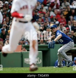 Kansas City Royals Krug Brian Bannister (19) versucht der Boston Red Sox Julio Lugo (23) (L zu schlagen) auf die werfen, als er gegen die erste Basis auf einem einzelnen Bauch im vierten Inning am Fenway Park in Boston, Massachusetts am 22. Mai 2008. (UPI Foto/Matthew Healey) Stockfoto