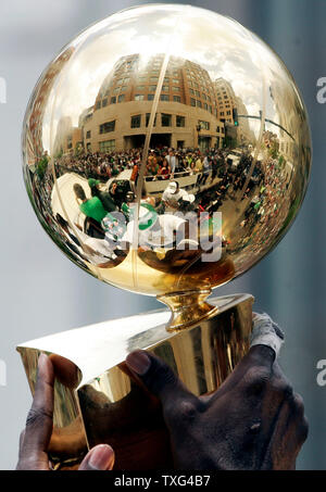 Die Innenstadt von Boston ist in der Larry O'Brien Championship Trophy wider, wie es von der Boston Celtics Spieler Kevin Garnett während einer Parade zur Feier der Celtics NBA Meisterschaft gehisst ist Win durch die Innenstadt von Boston, die am 19. Juni 2008. Die Celtics gewann die Meisterschaft nach dem Sieg über die Los Angeles Lakers mit 4:2. (UPI Foto/Matthew Healey) Stockfoto