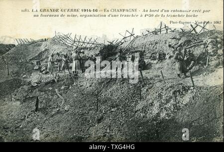 Postkarte mit einem französischen Graben in der Nähe von einem Krater, der durch die Explosion einer Mine. Die Beschriftung der Postkarte liest, dass der Graben auf 4,50 Meter von der Deutschen graben installiert wurde. Champagne, 1916 Stockfoto