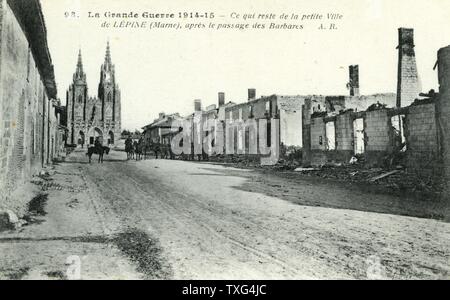 Ruinen des Dorfes von L'Epine (Marne), mit der Basilika Notre Dame de l'Epine im Hintergrund. 1917 Stockfoto