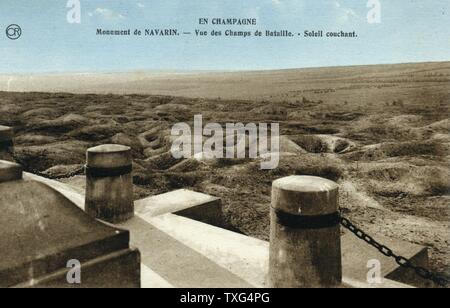 Postkarte zeigt eine allgemeine Ansicht der Schlachtfelder während des Ersten Weltkrieges aus dem Monument-Ossuaire (Beinhaus) der Ferme de Navarin in der Region Champagne. 1924 Stockfoto