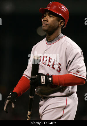 Los Angeles Engel Garret Anderson (16) reagiert, nachdem im ersten Inning gegen die Boston Red Sox auffallend in Spiel 4 der Alds am Fenway Park in Boston, Massachusetts am 6. Oktober 2008. (UPI Foto/Matthew Healey Stockfoto