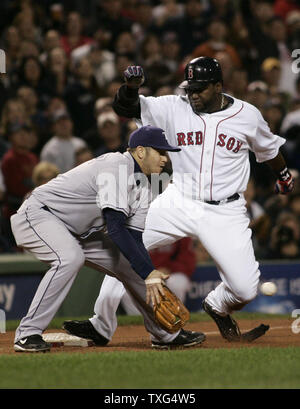 Boston Red Sox David Ortiz (34) Folien in den Dritten vor dem Werfen zu Tampa Bay Rays dritter Basisspieler Evan Longoria (3) auf ein Dreibettzimmer im siebten Inning von Spiel 4 der Alcs am Fenway Park in Boston, Massachusetts am 14. Oktober 2008. (UPI Foto/Matthew Healey) Stockfoto