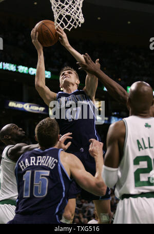 Utah Jazz forward Andrei Kirilenko geht oben für einen Schuß in der ersten Hälfte vorwärts als Boston Celtics Kevin Garnett (5) Utah Jazz vorwärts Matt Harpring (15) und Boston Celtics guard Ray Allen (20) Blick auf North Garden in Boston, Massachusetts am 15. Dezember 2008. (UPI Foto/Matthew Healey) Stockfoto
