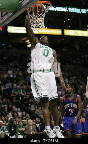 Boston Celtics vorwärts Leon Powe (0) Erhält der Dunk wie New York Knicks, Al Harrington (7) sieht in der ersten Hälfte bei TD Banknorth Garden in Boston, Massachusetts am 21. Dezember 2008. (UPI Foto/Matthew Healey) Stockfoto