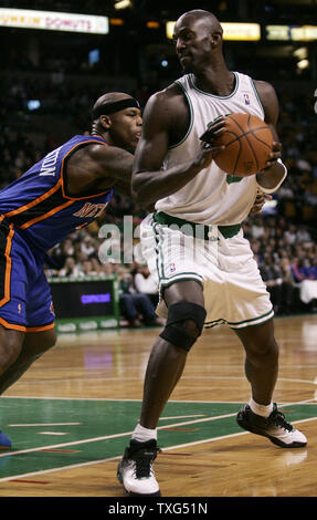 Boston Celtics, Kevin Garnett (5) treibt die Net gegen die New York Knicks, Al Harrington in der ersten Hälfte bei TD Banknorth Garden in Boston, Massachusetts am 21. Dezember 2008. (UPI Foto/Matthew Healey) Stockfoto