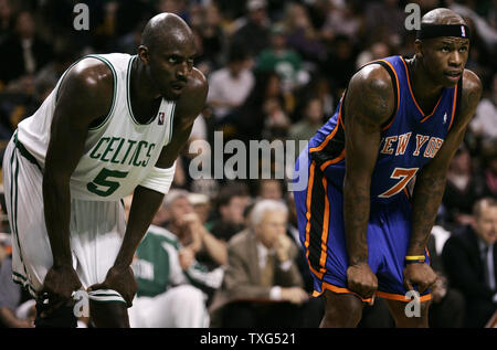 Boston Celtics, Kevin Garnett (5) und die New York Knicks, Al Harrington (7) Line up unter dem Netz während eines Knicks freien Throw in der zweiten Hälfte bei TD Banknorth Garden in Boston, Massachusetts am 21. Dezember 2008. Die Celtics besiegt die Knicks 124-105. (UPI Foto/Matthew Healey) Stockfoto