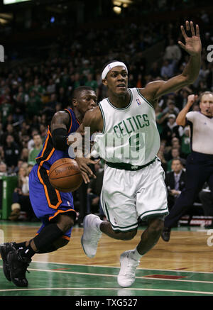 Boston Celtics guard Rajon Rondo (9) ist durch die New York Knicks guard Nate Robinson verschmutzt (4) in der zweiten Hälfte bei TD Banknorth Garden in Boston, Massachusetts am 21. Dezember 2008. Die Celtics besiegt die Knicks 124-105. (UPI Foto/Matthew Healey) Stockfoto