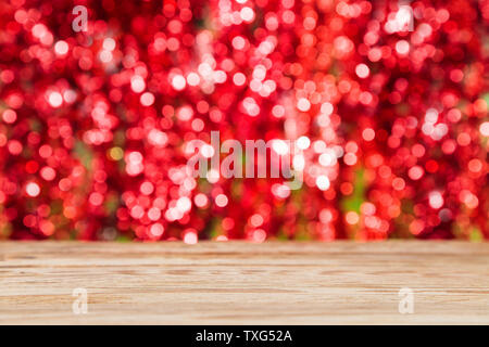 Leere Holztisch über Festliche bokeh Hintergrund. Weihnachten, Hochzeit, Valentinstag urlaub Konzept. Stockfoto