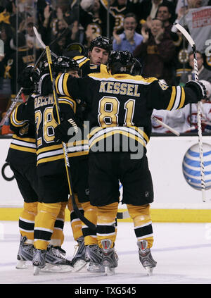 Boston Bruins Verteidiger Zdeno Chara (C) umarmte durch Mannschaftskameraden rechten Flügel Mark Recchi (28) und den rechten Flügel Phil Kessel (81) Nach dem Chara in der dritten Periode gegen die Montreal Canadiens in der TD Banknorth Garden in Boston, Massachusetts am 16. April 2009 zählte. Die Bruins besiegte die Canadiens 4-2. (UPI Foto/Matthew Healey) Stockfoto