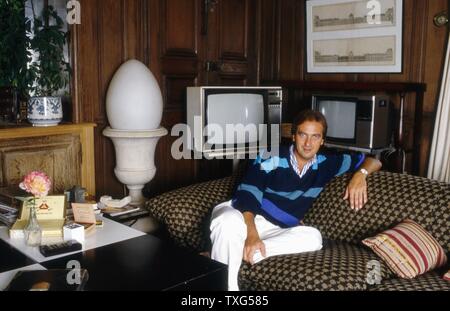 Der französische Komiker und Nachahmer Yves Lecoq auf seinem Grundstück in der Somme, Suzanne's Castle. 18. August 1986 Stockfoto