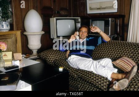 Der französische Komiker und Nachahmer Yves Lecoq auf seinem Grundstück in der Somme, Suzanne's Castle. 18. August 1986 Stockfoto