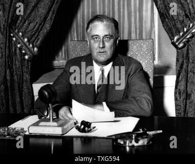 Franklin Delano Roosevelt (1882-1945), 32. Präsident der Vereinigten Staaten von Amerika (1933-1945), der einer seiner "FIRESIDE"-Sendungen an der amerikanischen Nation Stockfoto