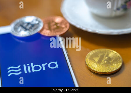 Gold Bitcoin Münze mit der Facebook Waage Crypto Münze logo Bildschirm Hintergrund Stockfoto